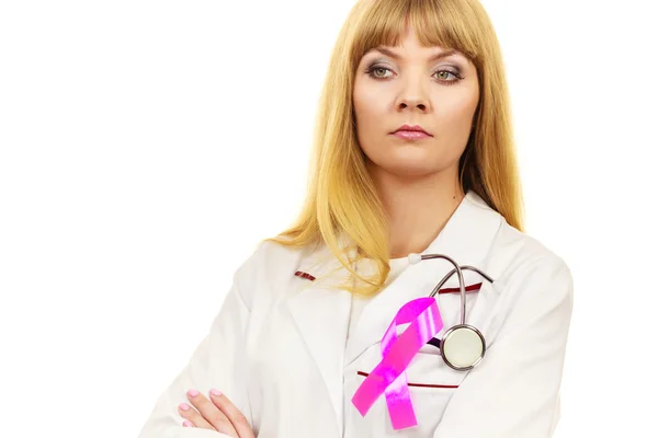 Mujer médico con el símbolo de las ayudas de cinta rosa — Foto de Stock