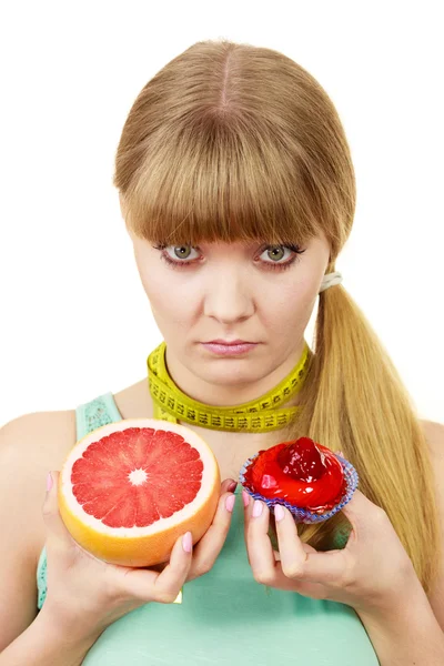 Mujer elegir fruta o pastel hacer elección dietética —  Fotos de Stock