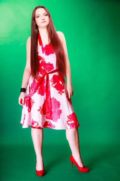 Полная женская поза в летнем платье . — стоковое фото