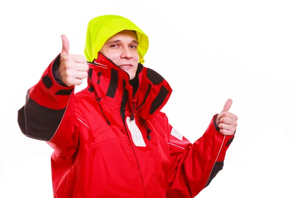 Άνδρας σε αδιάβροχο σακάκι με κουκούλα — Φωτογραφία Αρχείου
