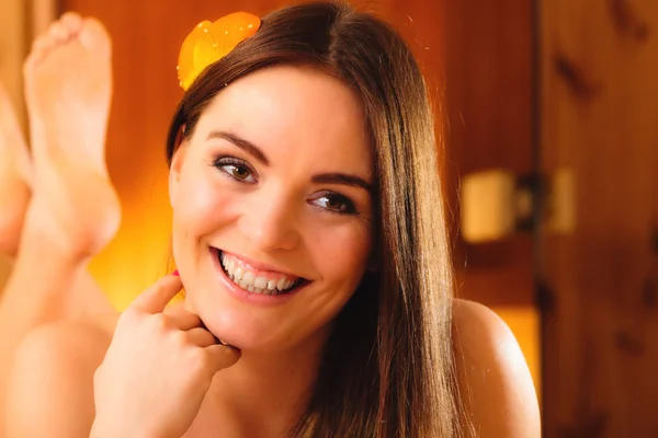 Jovem mulher na sauna de madeira . — Fotografia de Stock