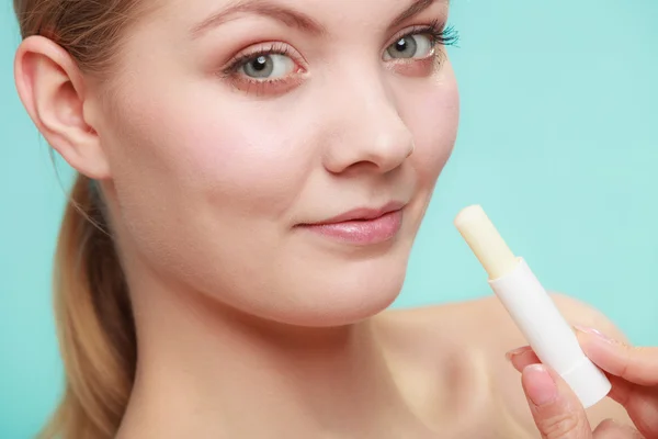 Mujer aplicando bálsamo para los labios —  Fotos de Stock