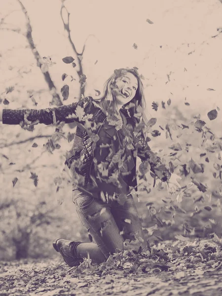 Jonge dame is super blij, herfst is alleen gekomen. — Stockfoto