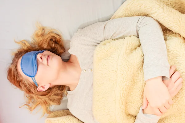 Mujer dormida usando máscara para dormir con los ojos vendados . —  Fotos de Stock
