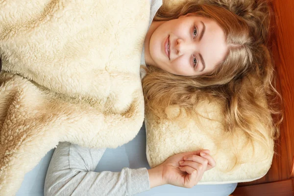 Mujer despertando en la cama por la mañana después de dormir —  Fotos de Stock