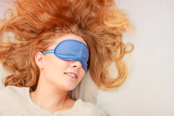 Mulher dormindo vestindo máscara de sono venda . — Fotografia de Stock