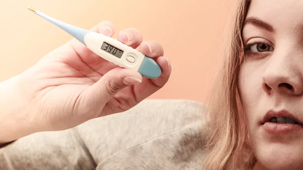 Άρρωστος άρρωστη γυναίκα, με ψηφιακό θερμόμετρο. — Φωτογραφία Αρχείου