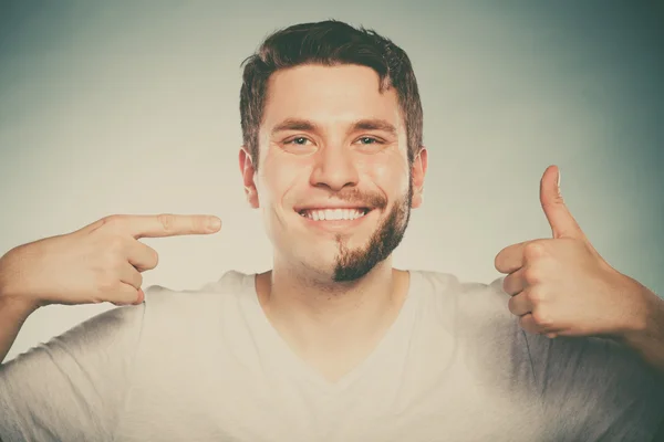 Homem feliz com cabelo barba metade raspado rosto . — Fotografia de Stock