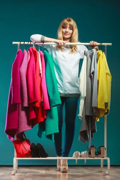 Kobieta wybierając ubrania do noszenia w centrum handlowym lub szafa — Zdjęcie stockowe