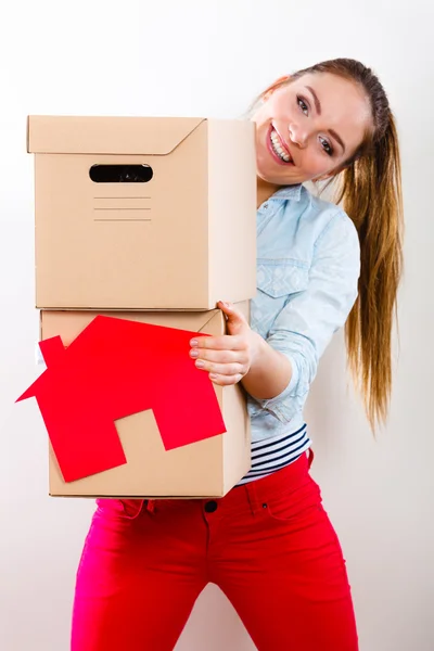 Mulher se mudando para casa com caixas e casa de papel . — Fotografia de Stock