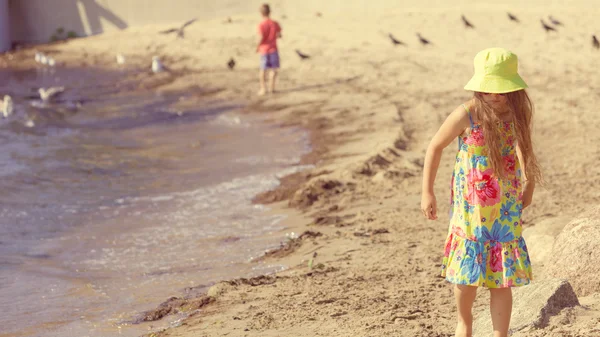 Meisje plezier op strand. — Stockfoto