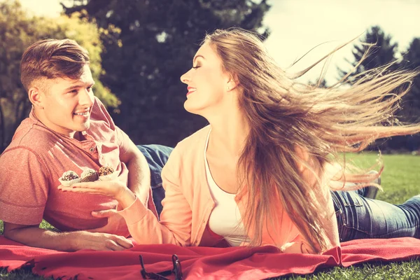 Casal na data de piquenique ao ar livre . — Fotografia de Stock