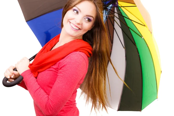 Mujer de pie bajo paraguas multicolor — Foto de Stock
