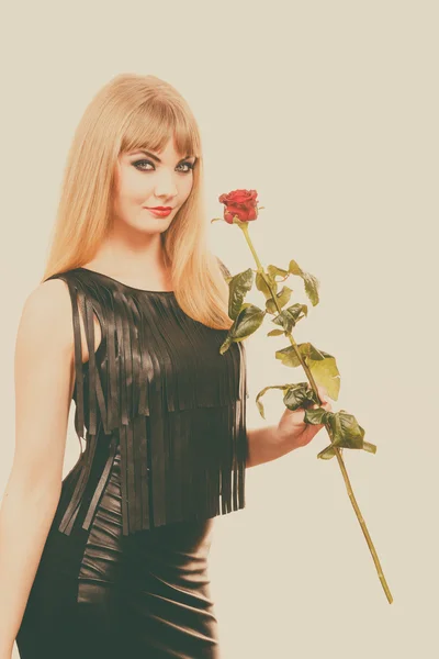 化粧の濃い女ゴージャスな女の子を保持するバラの花 — ストック写真
