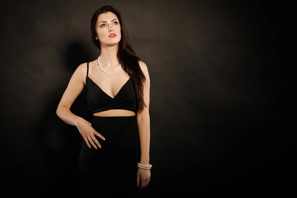 Mulher em vestido preto sensual no escuro — Fotografia de Stock