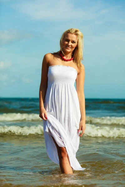 Junge Frau chillt am Strand. — Stockfoto