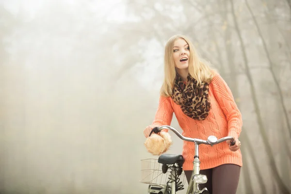 幸福的女人，与秋天公园自行车. — 图库照片