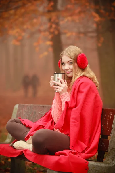 若い女性の保有熱マグカップ. — ストック写真