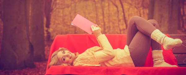 Ragazza bionda con libro rosso . — Foto Stock