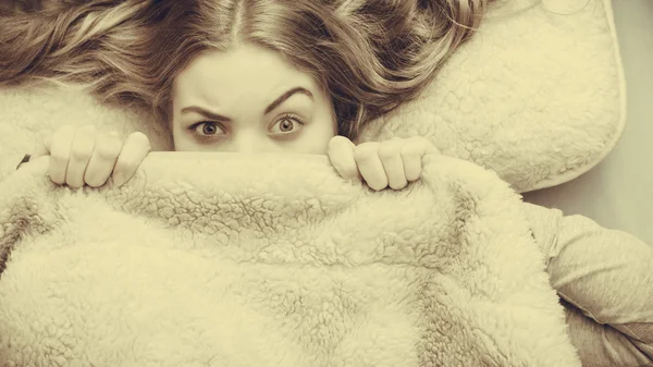 Mulher acordando sob lã cobertor de lã . — Fotografia de Stock
