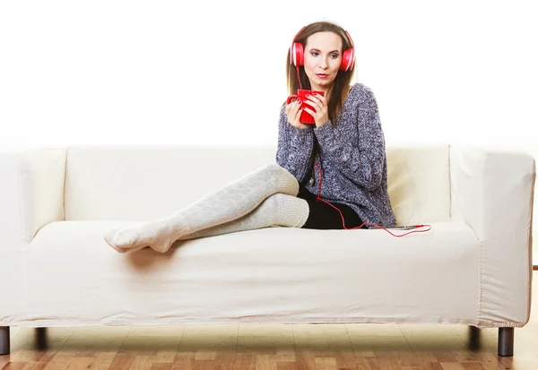 Frau mit Kopfhörer hört Musik — Stockfoto