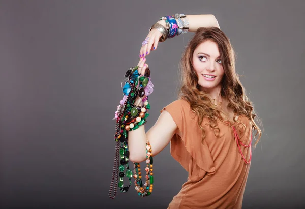 Mujer bonita con collares de joyería pulseras anillo — Foto de Stock