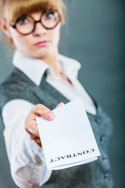 Empresária segurando contrato na mão — Fotografia de Stock