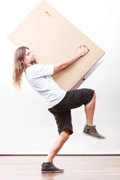 Entrega hombre sosteniendo una caja de papel . — Foto de Stock