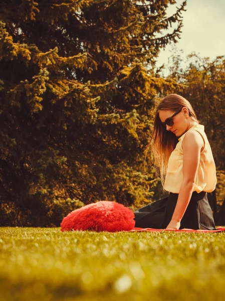 公園内の心と笑顔の女の子. — ストック写真