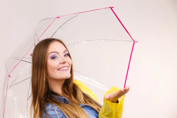 Mulher de capa impermeável com guarda-chuva. Previsão — Fotografia de Stock