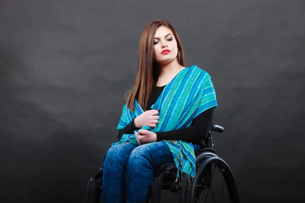 Mulher triste sentada em cadeira de rodas — Fotografia de Stock