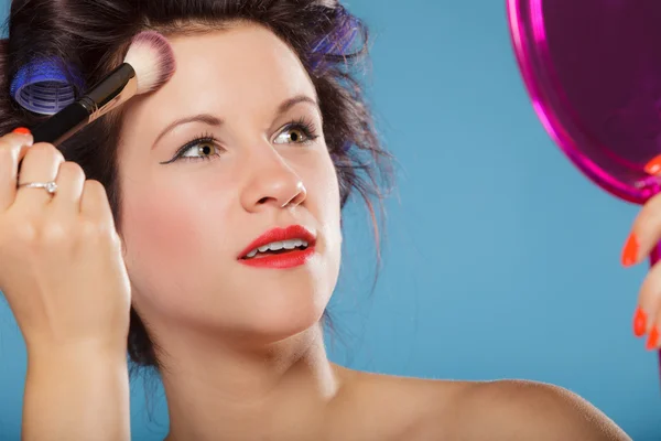 Mujer aplicando rouge rubor maquillaje —  Fotos de Stock