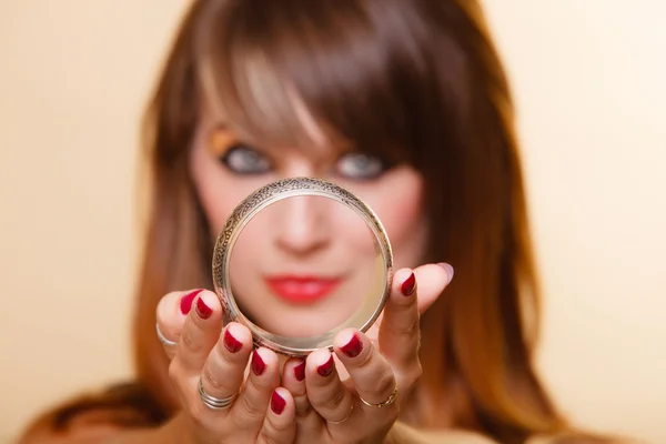 Orient girl with makeup showing armlet — Stock Photo, Image