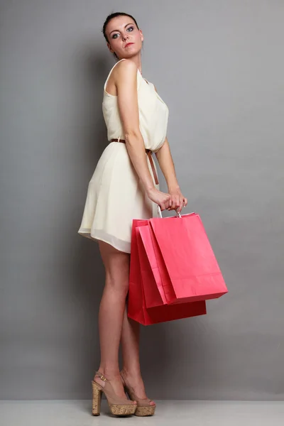 Γυναίκα που κρατά κόκκινο χαρτί τσάντες ψώνια — Φωτογραφία Αρχείου