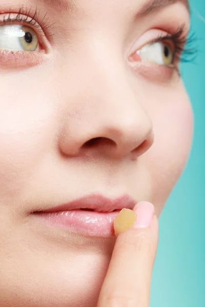 Mujer aplicando bálsamo para los labios —  Fotos de Stock