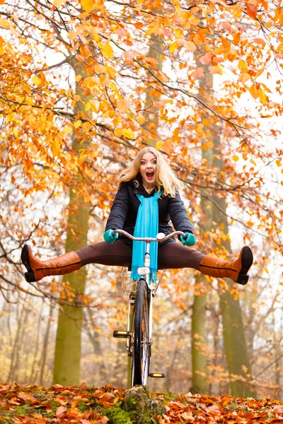 Chica relajante en el parque otoñal con bicicleta — Foto de Stock