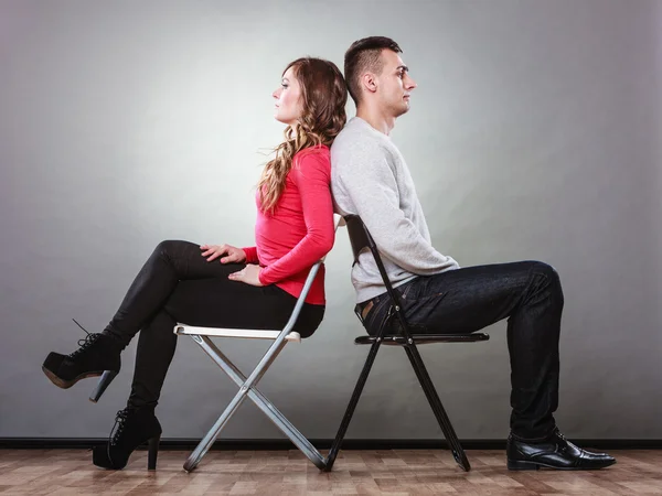 Giovane coppia dopo litigio seduto schiena a schiena — Foto Stock