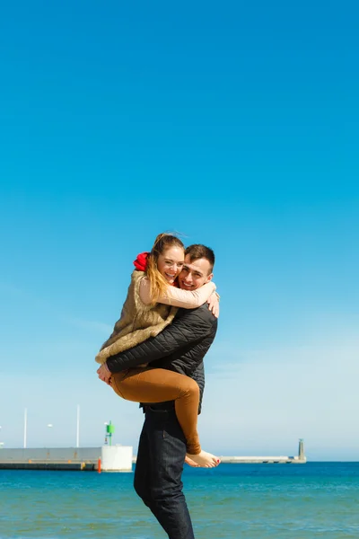 Coppia romantica innamorata si diverte sulla spiaggia — Foto Stock