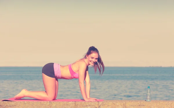 Mujer haciendo ejercicios deportivos al aire libre junto al mar —  Fotos de Stock