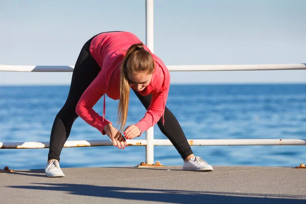 Mujer haciendo ejercicios deportivos al aire libre junto al mar —  Fotos de Stock