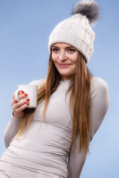 Menina em roupa interior térmica beber chá — Fotografia de Stock