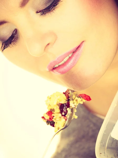 Woman eat oatmeal with dry fruits. Dieting — Stock Photo, Image