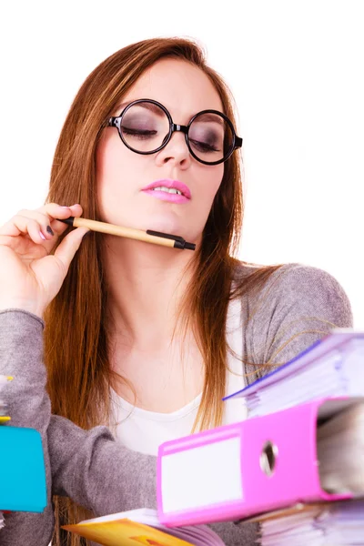 Mujer sentada en el escritorio en la oficina y pensando — Foto de Stock