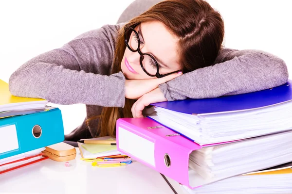 Vrouw moe met stapel mappen documenten — Stockfoto