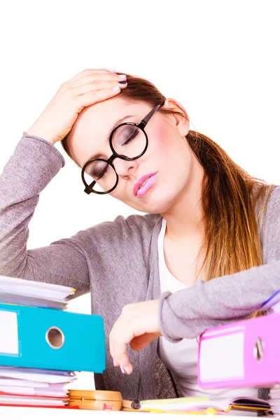 Vrouw moe met stapel mappen documenten — Stockfoto