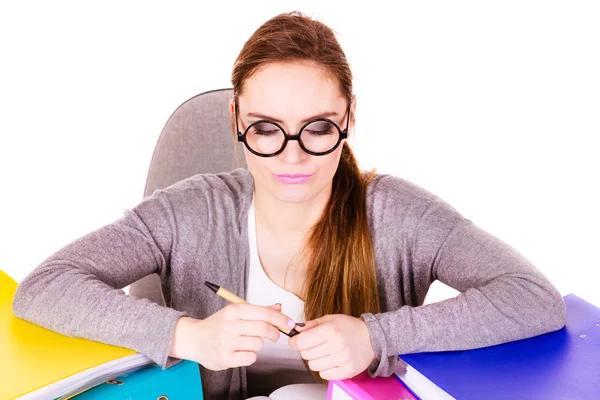 Femme au bureau travaillant — Photo