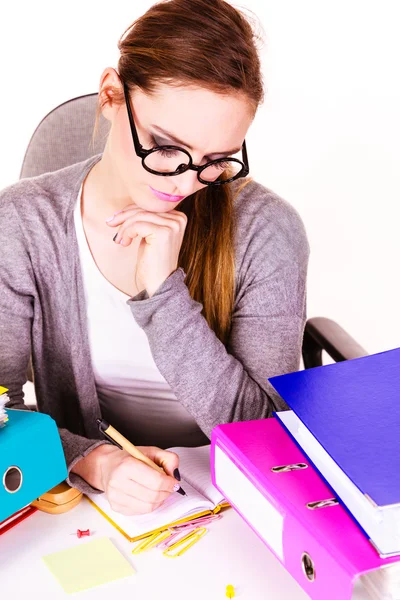 Frau im Büro arbeitet — Stockfoto