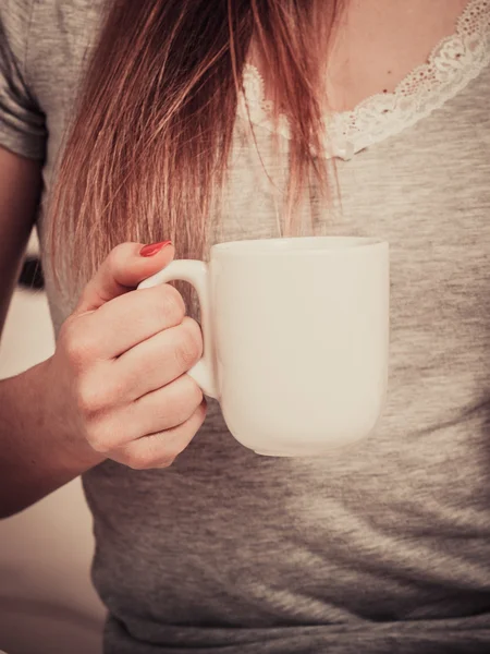 Mulher na cama com xícara de café — Fotografia de Stock