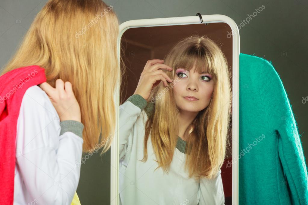 Menina bonita olhando no espelho . fotos, imagens de © Voyagerix
