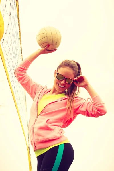 Mujer jugador de voleibol al aire libre en la cancha — Foto de Stock